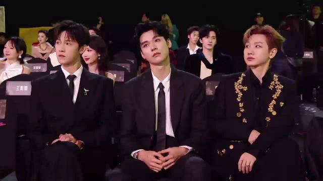 获得荣誉，@汪苏泷 台下疯狂点赞 腾讯视频星光大赏