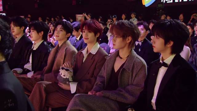 时代少年团台下接彩带这一幕好美啊～接到彩带就是意味着明年要幸运起来了哦！