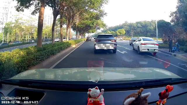 南宁新能源suv变2车道右转弯把电车碰倒