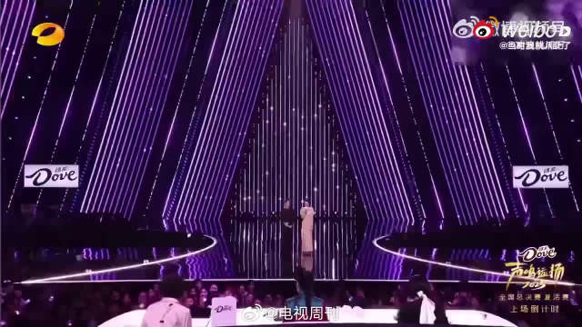 这个卷毛造型好清新，少年感满满，唱歌的时候台风超稳，真的有被帅到！