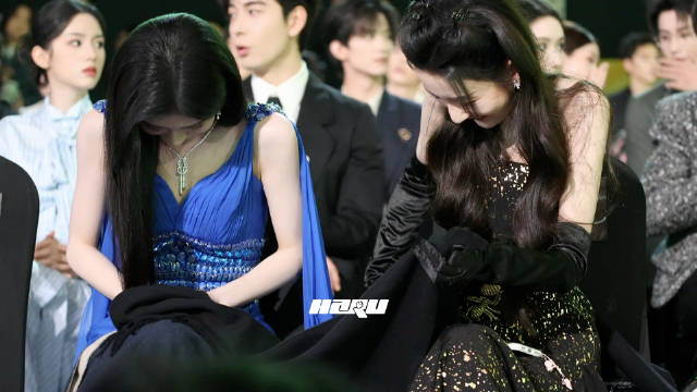 女鹅们在外就这样互帮互助笑鼠了