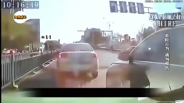 奔驰男强行加塞被拒后开车门阻拦，后车撞飞车门引责任争议