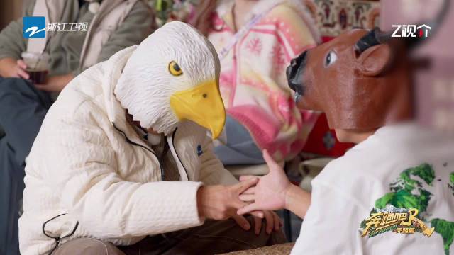 郑恺徐志胜蒙眼猜拳对决，手速慢半拍志胜惜败