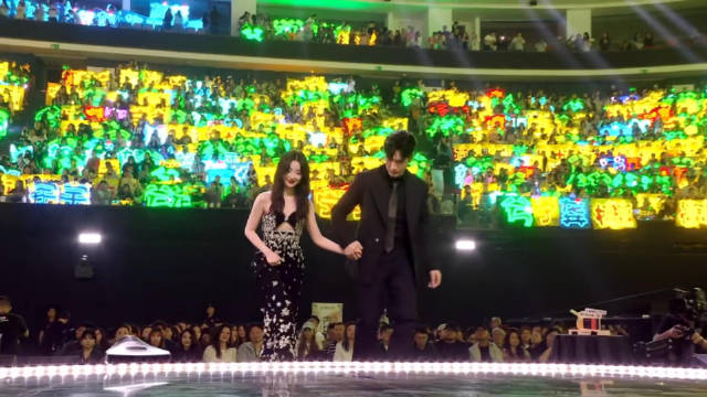 张彬彬毛晓彤获年度优质剧集演员,合唱《水晶》