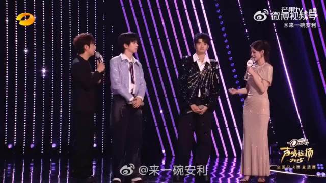 被那英的造型狠狠美到啦，优雅穿搭完美诠释知性魅力