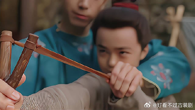 牡丹躲在门外面，不料花鸟使早看到，一招逼她现身！