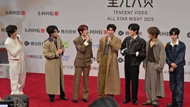 时代少年团星光大赏复刻刘耀文45度神图站姿