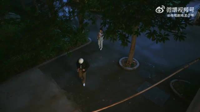 雷鸣骑摩托载桑夏夜行遇超车