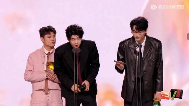 龚俊贺峻霖何广智打听式唱歌