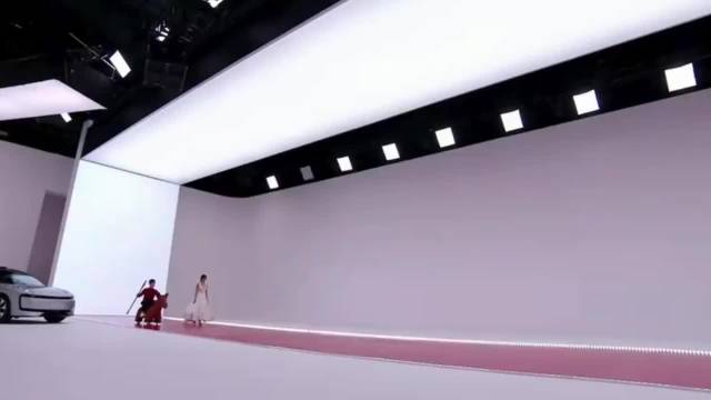 宋茜曹骏红毯骑假马秀功夫引热议