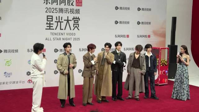 时代少年团红毯替缺席刘耀文打招呼，模仿其经典姿势