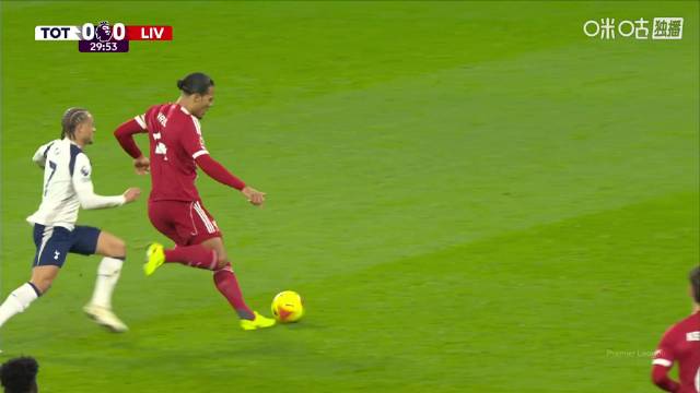 西蒙斯踩踏范迪克跟腱染红，张路称其无法触球