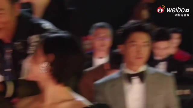 秦岚任素汐星光大赏同框热聊互加微信