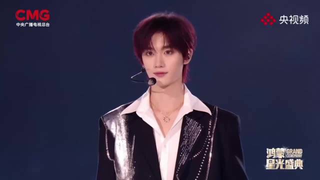 时代少年团七星连珠亮相鸿蒙盛典，冰屏银河震撼开场