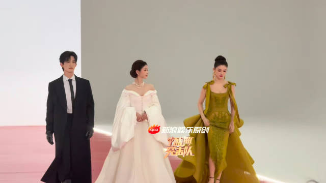 新浪娱乐盛典突击队@常华森 @张淼怡 @林允Jelly 一起走红毯 如此养眼得三人