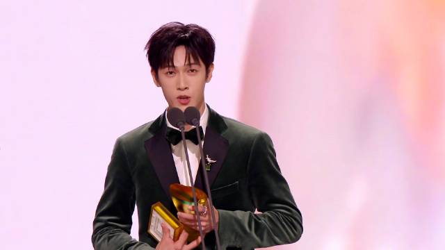 李昀锐获星光大赏年度品质艺人及jump勋章