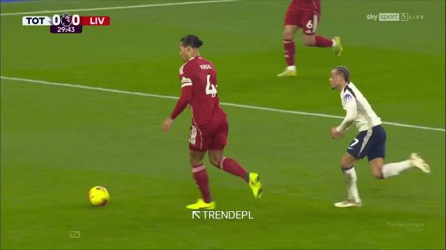 西蒙斯这样对国家队老大哥下脚啊 VAR复审后被红牌罚下！