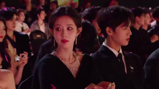 氛围感拉满！星光大赏内场@孟子义 @小林是李昀锐 一起被撒花