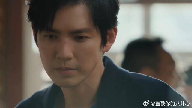 男人想再靠近初恋时，才发现她身边已经有了别人，酸啊