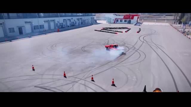 金晨亮相风驰赛车手综艺又美又酷