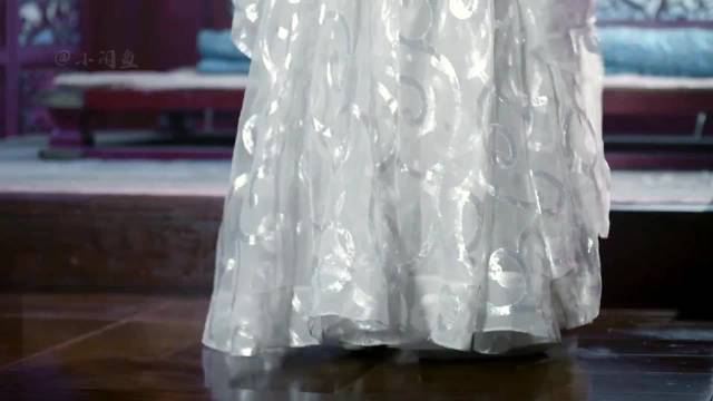 她不小心掉进机关下的暗室，竟意外发现十名失踪已久的女子 醉玲珑