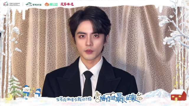 贵州白岩村非遗传承人王楠展示靛蓝银饰绣纹技艺