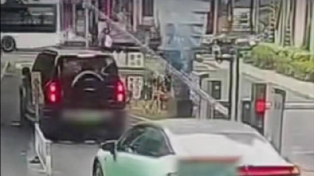 上海两车配合逃停车费被监控拍下