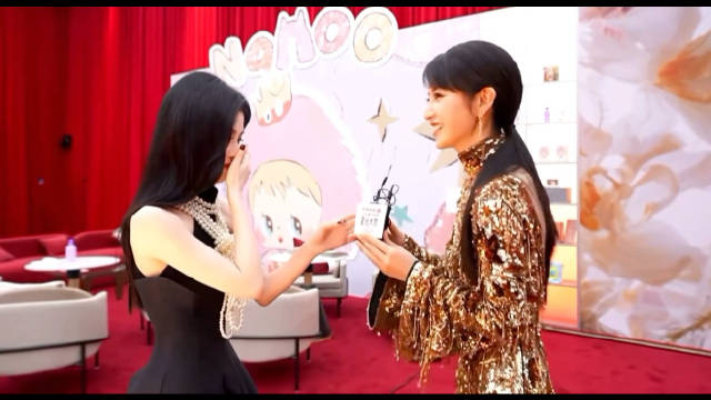 鞠婧祎田曦薇首度同框牵手引热议