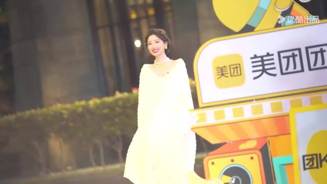 毛晓彤亮相麻花特开心2，被赞童话公主