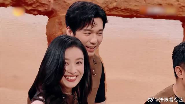 白宇真是看人下菜！孟子义追他还没跑两步就摔倒，笑死了