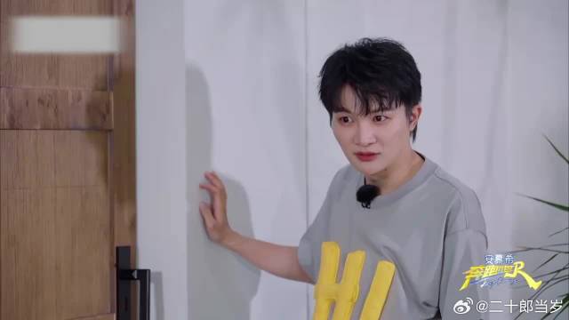 周深唱哭观众却唱不哭自己，对一堆鱼刺飙歌，硬挤出眼泪