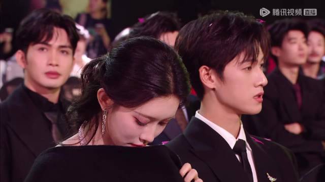 白鹿跟孟子义在孟子义披肩里偷偷看啥呢