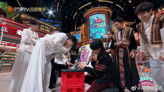 王鹤棣主动给秦霄贤按脚，二傻兄弟难得的温馨场面！