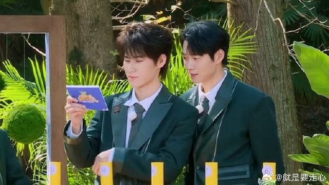 魏大勋让张真源念手卡 不料直接紧张的打翻道具：不习惯！