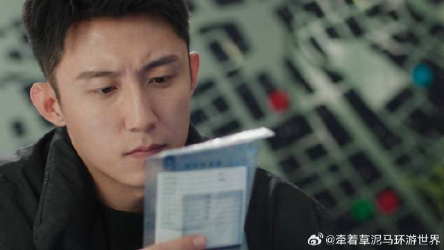 刑警队长发现，连环杀人案的证物，竟和女友的一模一样