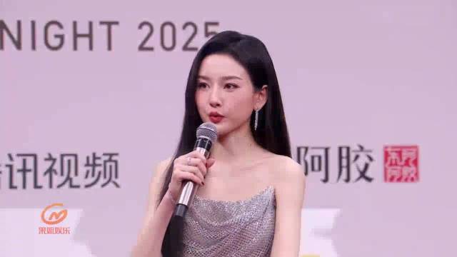 宋祖儿亮相星光大赏红毯，银色礼裙造型吸睛