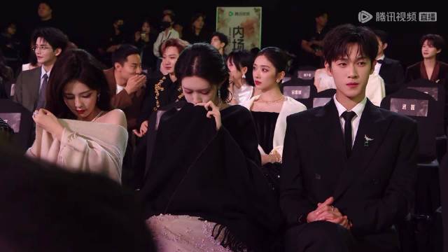 白鹿孟子义玩手机