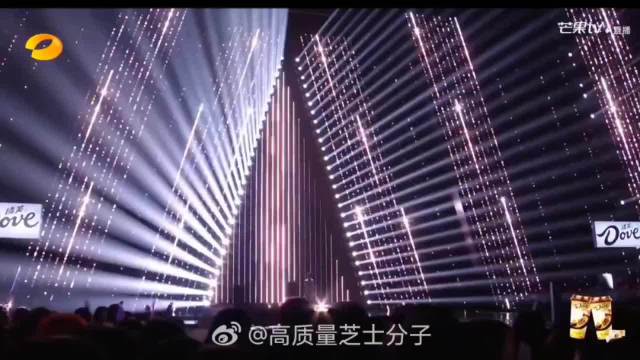 沈梦辰鎏金礼服亮相声鸣远扬2025，裙摆如星河流动