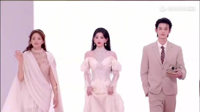 孔雪儿张艺凡赖伟明亮相红毯表情严肃