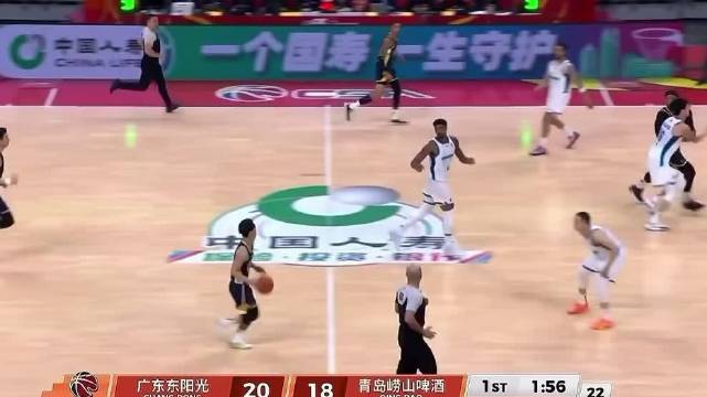 杜锋冲进场内抗议判罚吃T