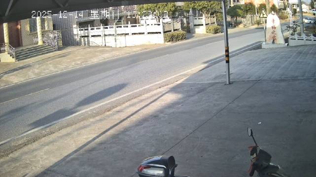 湖南新手司机转弯未让直行致摩托车骑手重伤