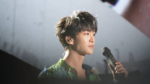 黄子弘凡演唱会唱《爱与欠》泪洒舞台，粉丝合唱回应