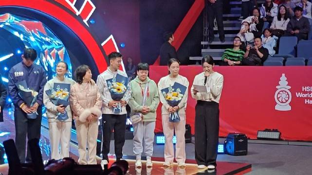 贾一凡泪崩陈清晨退役仪式，称永远支持对方