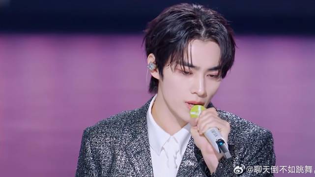 肖俊清唱《他不懂》，谁注意张碧晨表情，太意味深长！