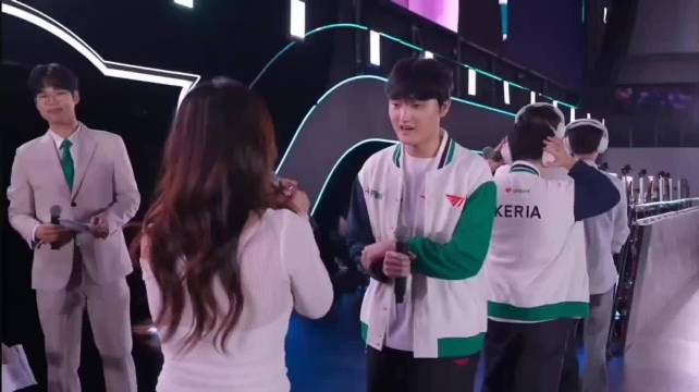 做游戏非常认真学习的小佩 cr.peyz125