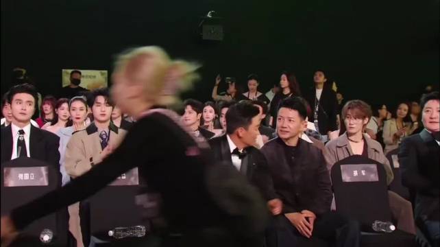 王宝强和郭京飞打招呼却把手放在段奕宏大腿上