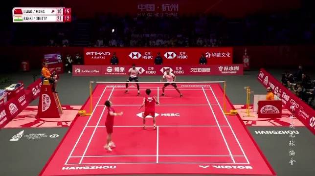 梁伟铿昨晚这个杀球把所有人都看笑了 出界出的太离谱了 给hzz都整无语了