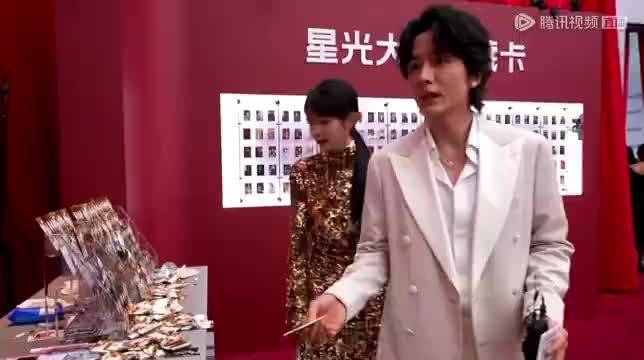 鞠婧祎田曦薇星光大赏红毯后台牵手套圈