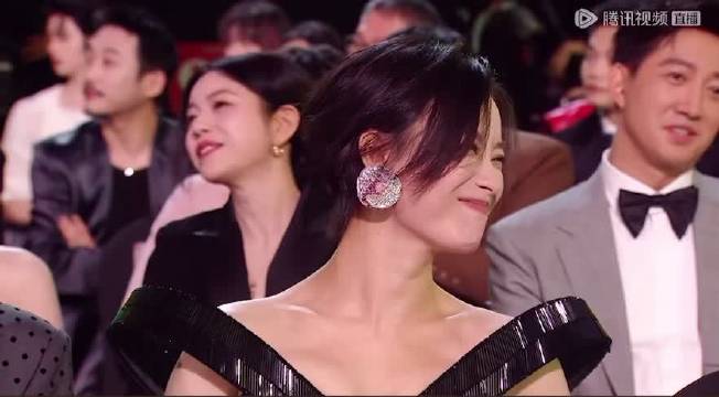 小狗皱鼻 和宋佳隔着座位聊天@倪妮V 星光大赏座位星光大赏内场