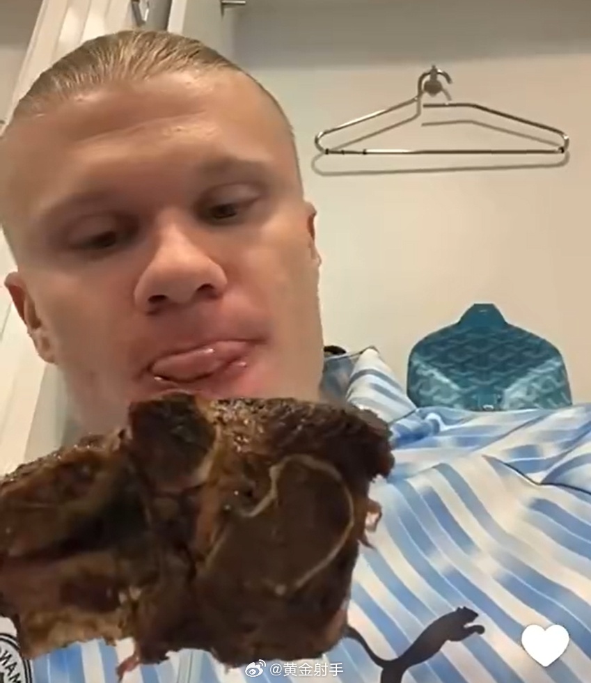 哈兰德两射一传后更衣室吃播，17轮19球领跑英超